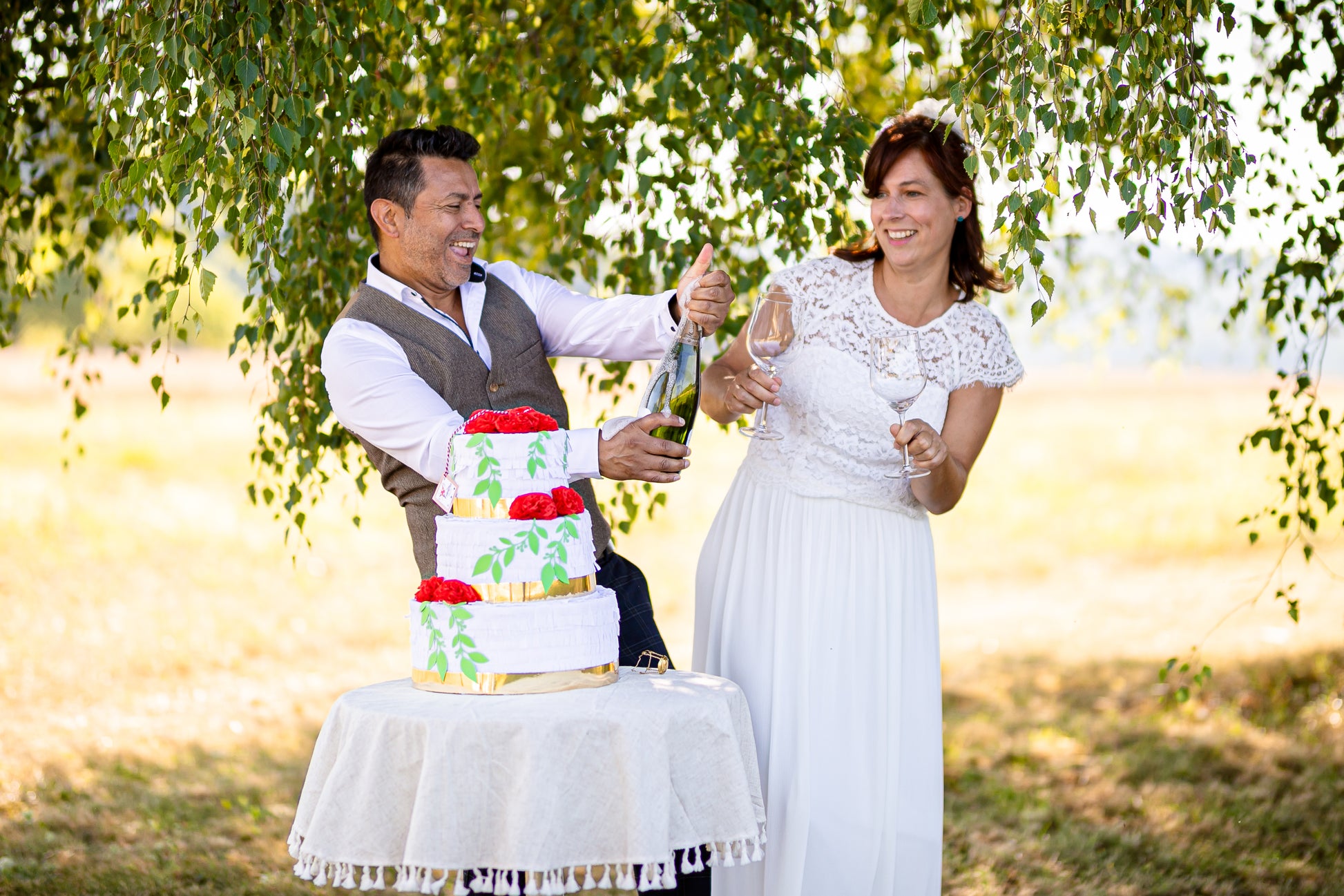 Wedding Cake-Piñata "Rot" image 4
